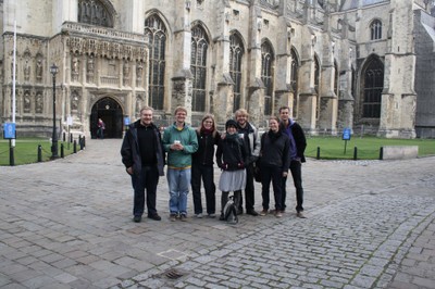 die exkursionsgruppe vor der canterbury cathedral